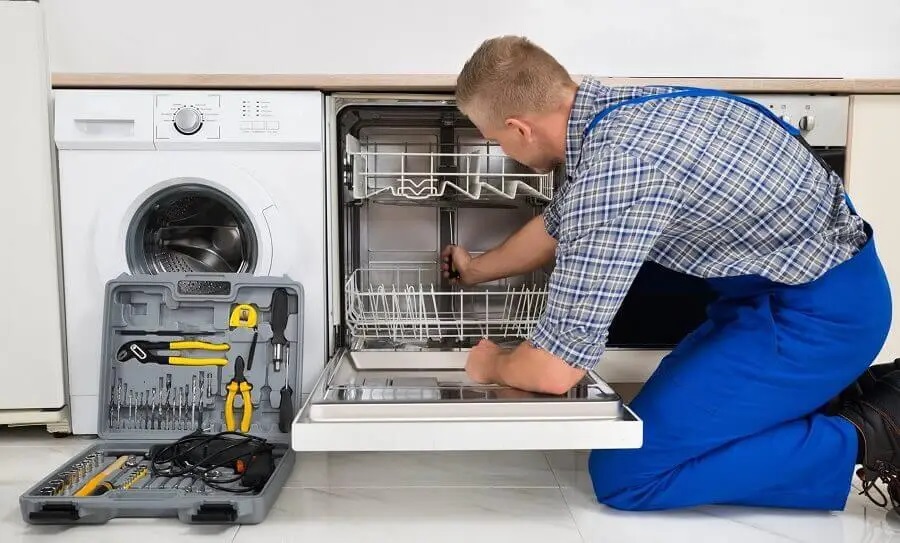 Ayaş Vaillant servisi teknisyen ekibi beyaz eşya tamiri yaparken